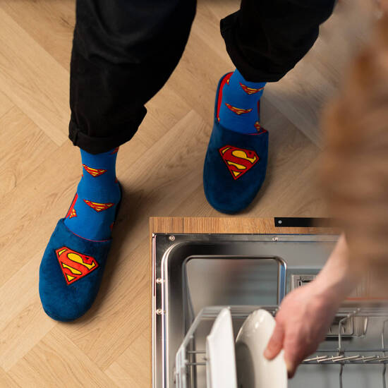 Set of 1x Colorful SOXO Superman socks and 1x Superman men's slippers