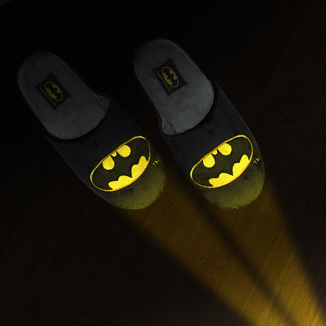 Set of 1x Colorful SOXO Batman socks and 1x Batman men's slippers
