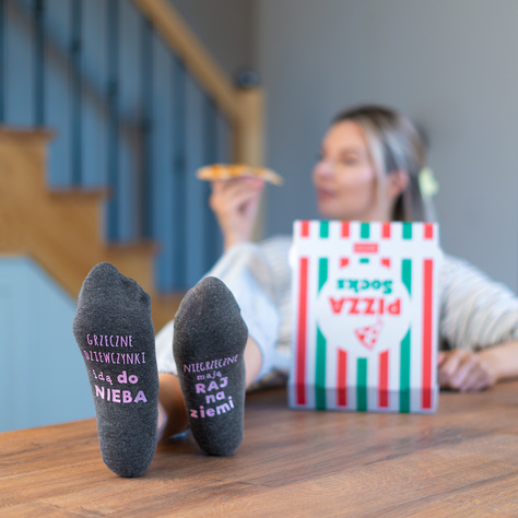 Set of 4x Colorful SOXO women's feet with inscriptions in a pizza box