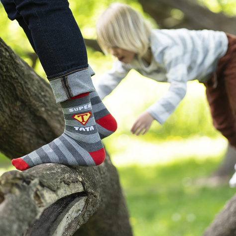 Set of 1x Colorful SOXO Superman socks and 1x Men's slippers