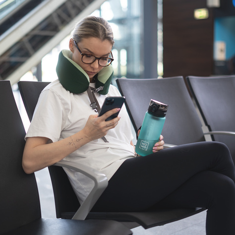 MOMO WAY Water bottle light green | ideal for travel | BPA free | Tritan