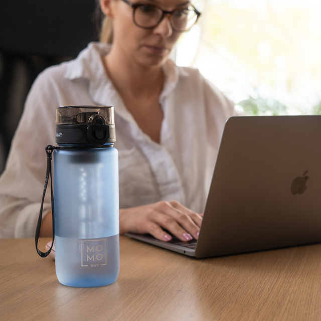 OUTLET Butelka na wodę 0.6L MOMO WAY szara | pomysł na prezent | BPA free | Tritan